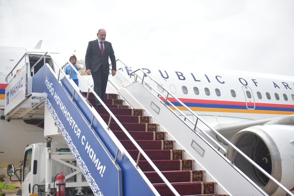 Анын артынан эле Армениянын премьер-министри Никол Пашинян келип конду. - Sputnik Кыргызстан