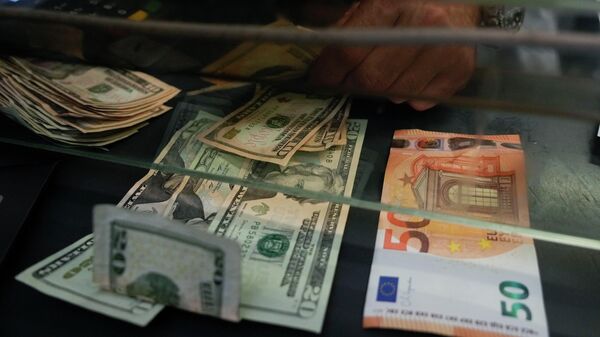 Доллар и евро в обменке. Архивное фото - Sputnik Кыргызстан