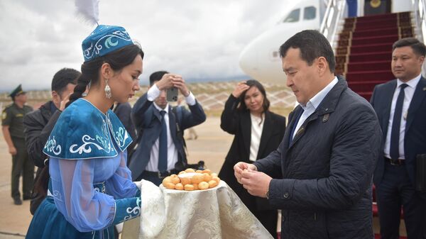 Прибытие премьер-министра Казахстана Алихан Смаилов в КР - Sputnik Кыргызстан