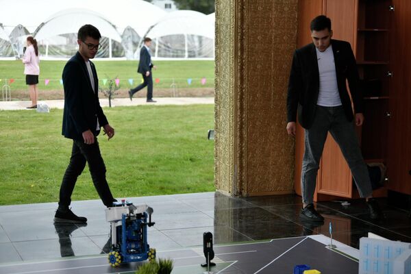 В рамках I Молодежного форума стран СНГ и ЕАЭС в Чолпон-Ате для участников были проведены мастер-классы по компетенциям &quot;Летающая робототехника&quot; и &quot;Мобильная робототехника&quot; - Sputnik Кыргызстан
