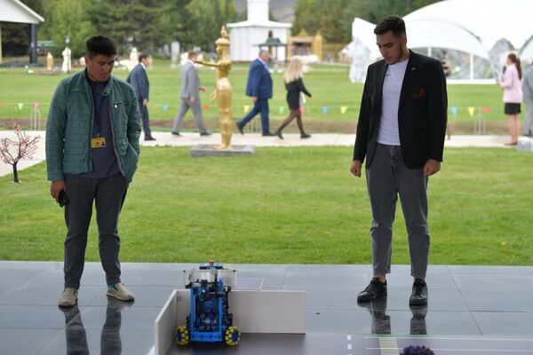 На мастер-классе &quot;Мобильная робототехника&quot; показали прототип мобильного робота для очистки и сортировки мусора в городской среде - Sputnik Кыргызстан