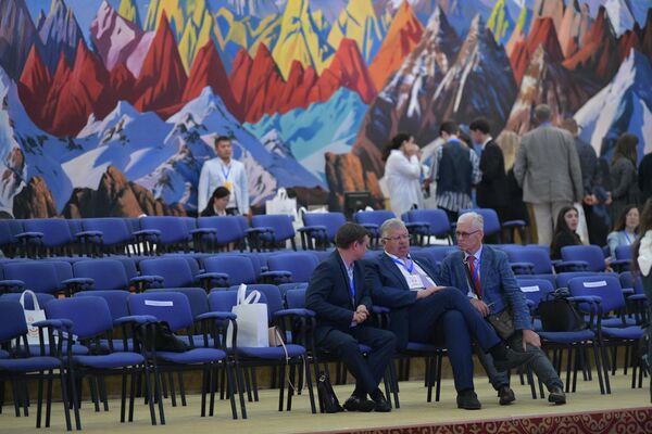 Генеральный секретарь Ассамблеи народов Евразии Андрей Бельянинов отметил, что у ЕАЭС бездна возможностей для интеграции систем образования - Sputnik Кыргызстан