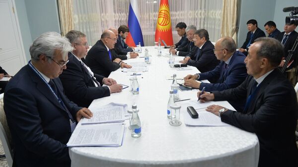 Двусторонняя встреча на полях заседания Евразийского межправительственного совета в Чолпон-Ате - Sputnik Кыргызстан