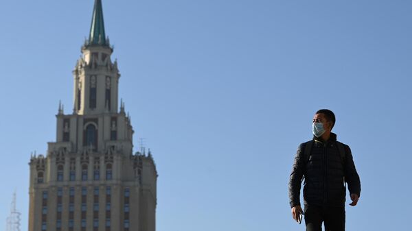 Мужчина на Комсомольской площади в Москве. Архивное фото - Sputnik Кыргызстан