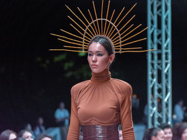 Модели во время показа коллекций сезона осень-2022 от шоурума &quot;Модный дом&quot; в Бишкеке - Sputnik Кыргызстан