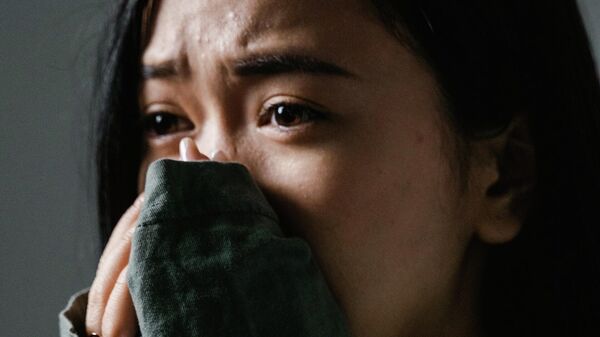 Женщина плачет закрыв лицо. Иллюстративное фото - Sputnik Кыргызстан