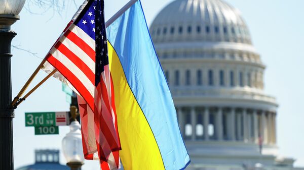Флаги Украины и США на фоне здания Капитолия в Вашингтоне. Архивное фото  - Sputnik Кыргызстан