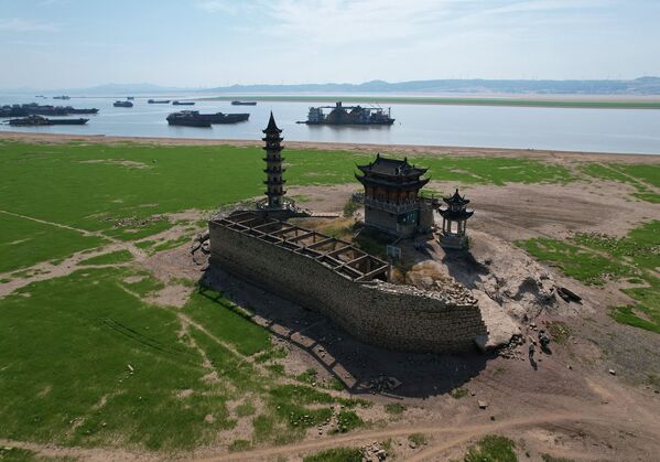 Остров Luoxing Dun с древними храмами, показавшийся из-под воды из-за засухи в Китае - Sputnik Кыргызстан