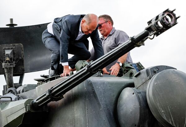 Канцлер Германии Олаф Шольц поднимается на немецкую самоходную зенитную установку Flakpanzer Gepard от Ольденбурга - Sputnik Кыргызстан