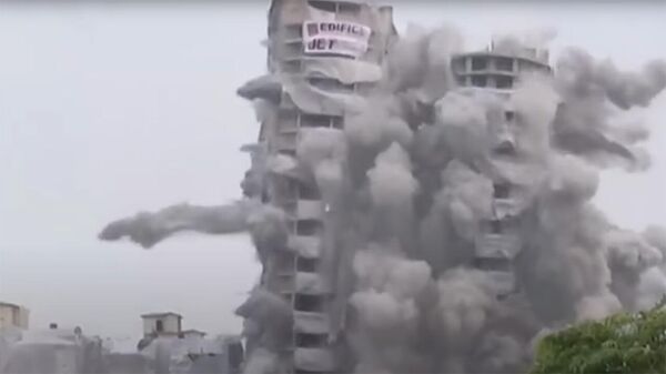 В Индии взорвали два 103-метровых небоскреба, построенных незаконно. Видео - Sputnik Кыргызстан