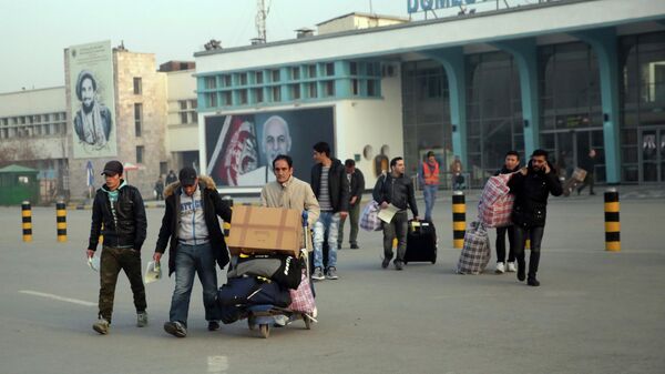 Кабул аэропортунда Германиядан депортацияланган афганистандыктар. Архив - Sputnik Кыргызстан