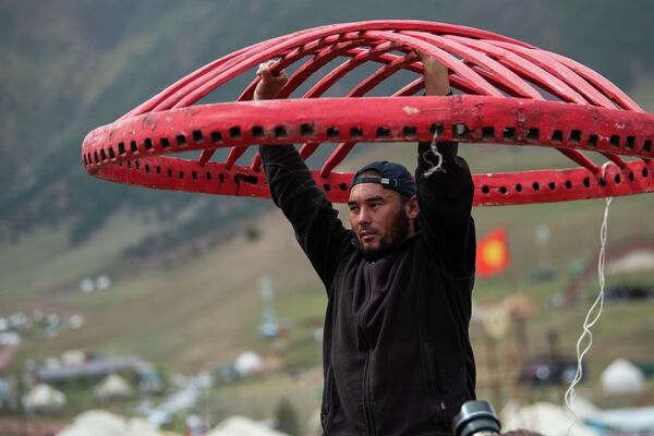 Мужчина поднимает тундук на международном турнире лучников в Чуйской области - Sputnik Кыргызстан