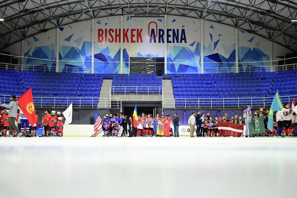 Бишкекте балдар жана өспүрүмдөр командалары арасында президенттин кубогу үчүн хоккей боюнча эл аралык турнир - Sputnik Кыргызстан