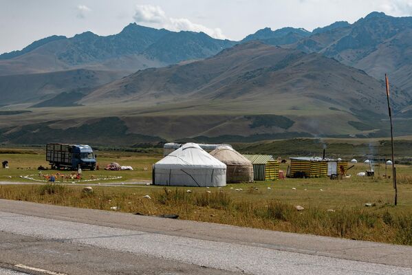За это время в долине устанавливают десятки юрт и выпасают сотни лошадей - Sputnik Кыргызстан