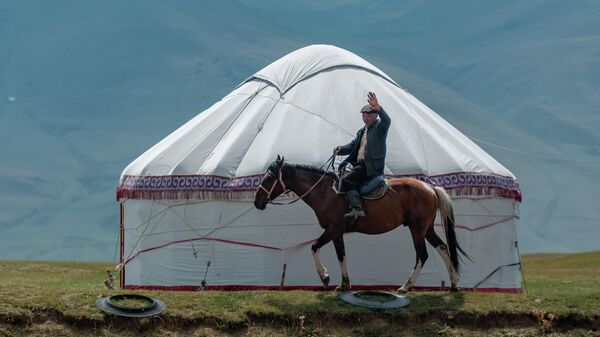 Мужчина верхом на лошади в Суусамырской долине. Архивное фото - Sputnik Кыргызстан