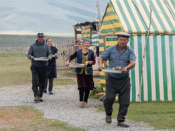 Пастухи также предоставляют ночлег и питание туристам - Sputnik Кыргызстан