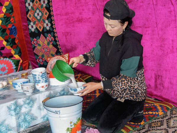 Продажа традиционного напитка помогает привлечь больше туристов в Суусамырскую долину - Sputnik Кыргызстан