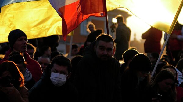 Жители Варшавы с флагами Украины и Польши. Архивное фото - Sputnik Кыргызстан