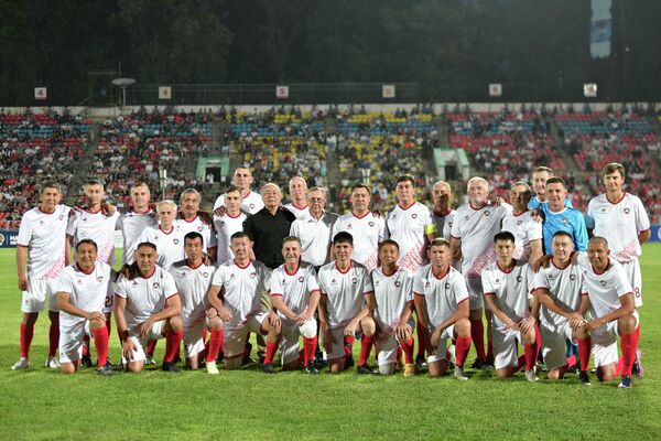 В состав команды ветеранов футбола Кыргызстана вошли именитые отечественные игроки - Sputnik Кыргызстан