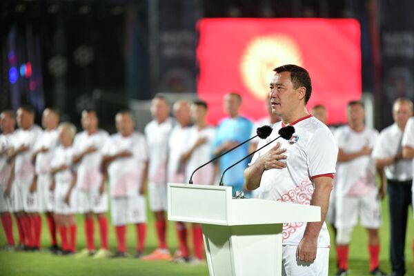 В Бишкеке на стадионе имени Долона Омурзакова состоялся матч легенд футбола с участием президента Кыргызстана Садыра Жапарова - Sputnik Кыргызстан