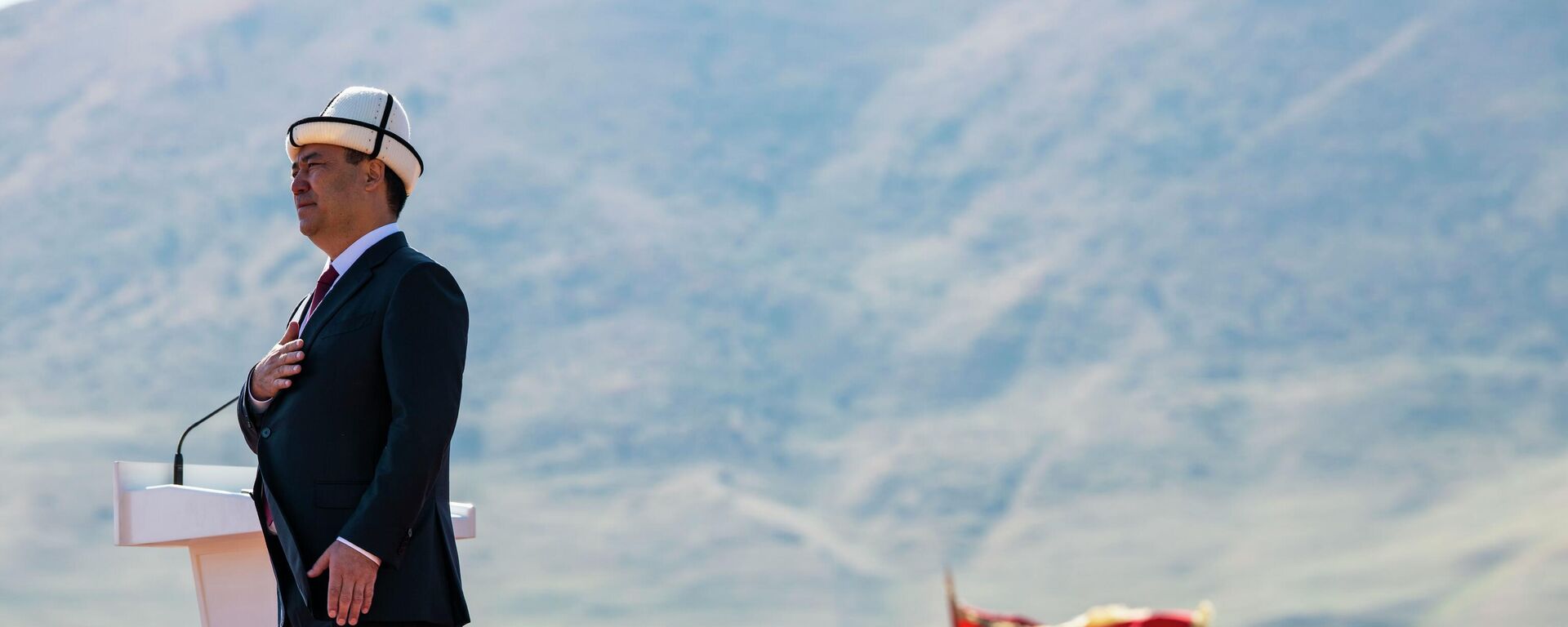 Президент Кыргызстана Садыр Жапаров во время поздравительной речи на джайлоо Чункурчак по случаю 31-й годовщины независимости страны - Sputnik Кыргызстан, 1920, 31.08.2022
