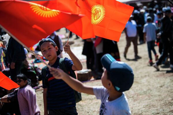 Дети с флагами Кыргызстана - Sputnik Кыргызстан
