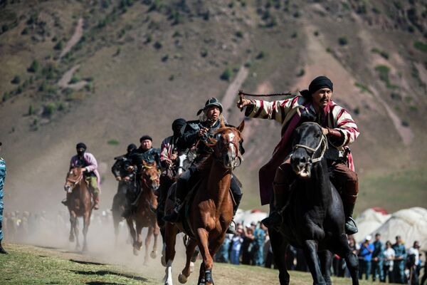 Участники театрализованного представления верхом на лошадях  - Sputnik Кыргызстан