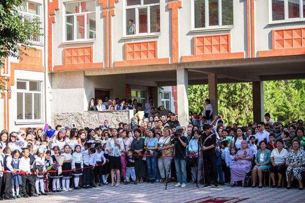 Всего в республике более 1 миллиона 300 тысяч школьников - Sputnik Кыргызстан