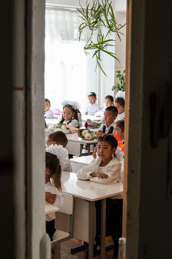 Первоклассники на уроке в школе № 69 в Бишкеке. 1 сентября во всех школах Кыргызстана прошли торжественные линейки, в первый класс в этом учебном году пошли свыше 160 тысяч детей. - Sputnik Кыргызстан