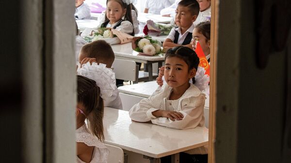 Первоклассники на уроке в столичной школе. Архивное фото - Sputnik Кыргызстан