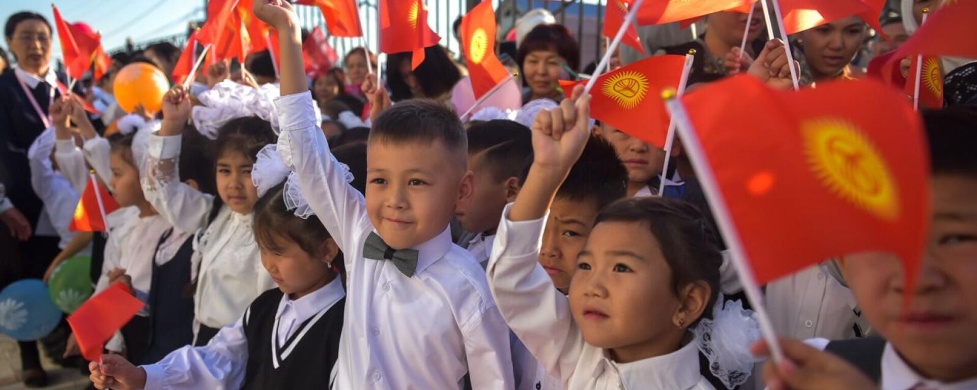 Первоклассники на церемонии открытия новой школы в Бишкеке.  Архивное фото - Sputnik Кыргызстан, 1920, 08.04.2024