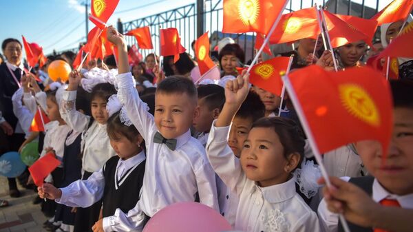 Первоклассники на церемонии открытия новой школы в Бишкеке.  Архивное фото - Sputnik Кыргызстан