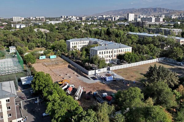 В новом здании будет 212 койко-мест и восемь операционных блоков: экстренной хирургии, нейрохирургии, хирургии новорожденных, хирургической инфекции, торакальной хирургии - Sputnik Кыргызстан