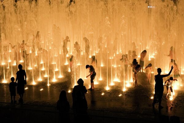 Люди охлаждаются в фонтане недалеко от Старого города Иерусалима - Sputnik Кыргызстан