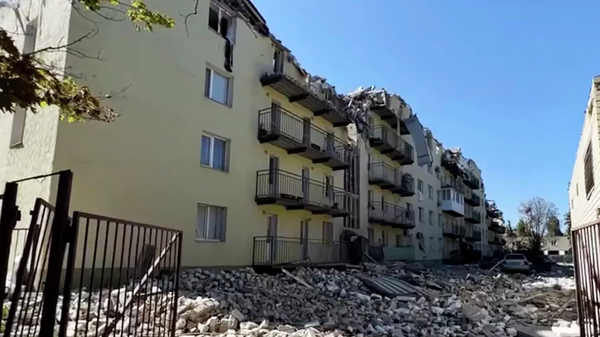 Последствия удара в жилом дом в Херсона  - Sputnik Кыргызстан