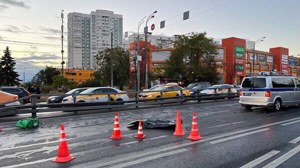 В Москве таксист, проехав на запрещающий сигнал светофора, сбил насмерть курьера — уроженца Кыргызстана - Sputnik Кыргызстан