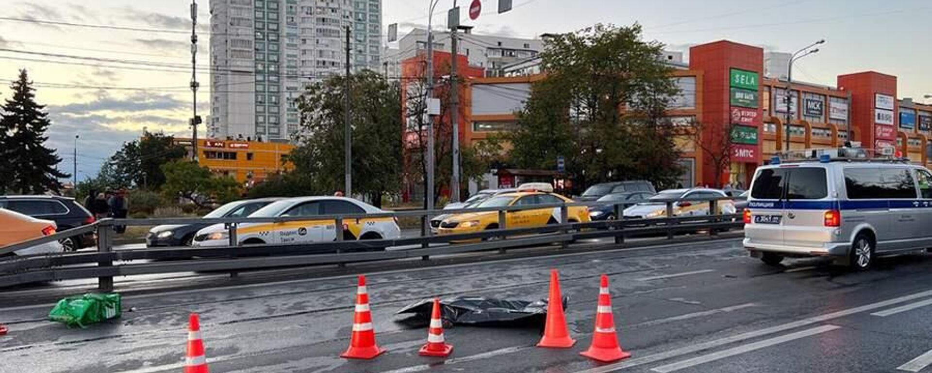 В Москве таксист, проехав на запрещающий сигнал светофора, сбил насмерть курьера — уроженца Кыргызстана - Sputnik Кыргызстан, 1920, 04.09.2022