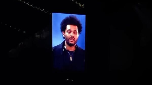 The Weeknd потерял голос на первой песне и отменил концерт в США. Видео - Sputnik Кыргызстан