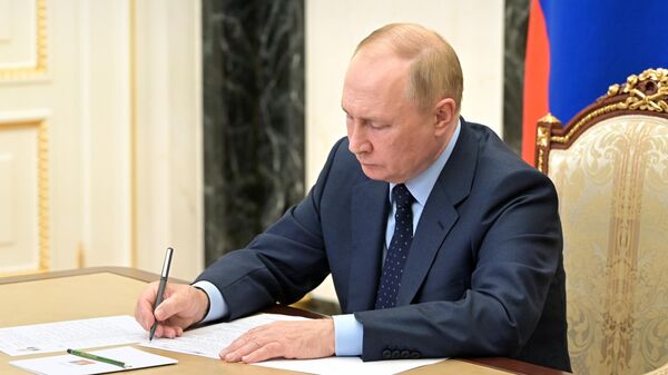 Президент РФ Владимир Путин во время подписи документов. Архивное фото - Sputnik Кыргызстан
