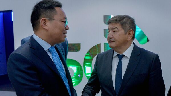 Министрлер кабинетинин төрагасы Акылбек Жапаров 5G технологиясына арналган көргөзмө павильонуна барды - Sputnik Кыргызстан