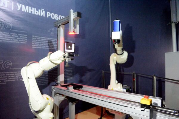 Ал санариптик технологиялар чөйрөсүндөгү акыркы жетишкендиктер, анын ичинде 5G технологиясынын иштөө модели, виртуалдык реалдуулук системасы, 5G Industrial тармагынын базасында иштеген өнөр жай роботунун иштеши менен таанышты - Sputnik Кыргызстан