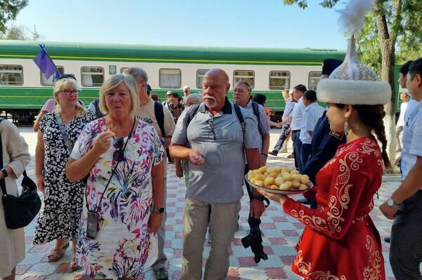 Туристтер Кыргызстандан кийин Өзбекстанга барып, андан соң Германияга кайтышат. - Sputnik Кыргызстан