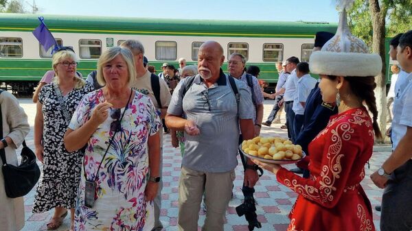 Прибытие поезда с туристами из Германии в Кыргызстан - Sputnik Кыргызстан