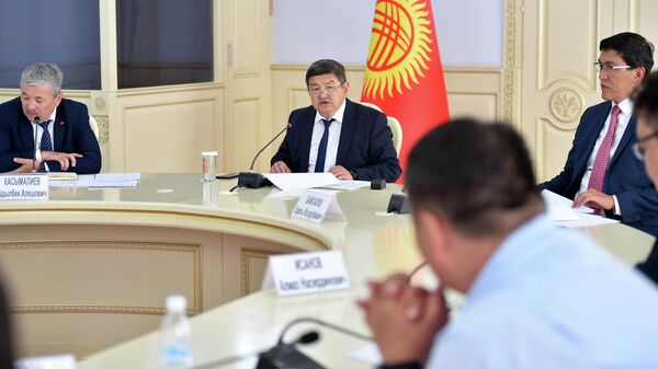 Председатель кабинета министров Акылбек Жапаров во время заседания по фискальной и инвестиционной политике - Sputnik Кыргызстан