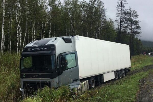 Недалеко от города Злаутоуста автомобиль Renault Logan под управлением кыргызстанца выехал на встречную полосу и столкнулся с грузовиком Volvo - Sputnik Кыргызстан