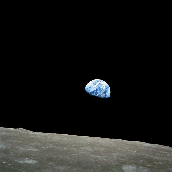 &quot;Восход Земли&quot;. Фото сделано в 1968 году с лунной орбиты во время миссии &quot;Аполлон-8&quot;. - Sputnik Кыргызстан