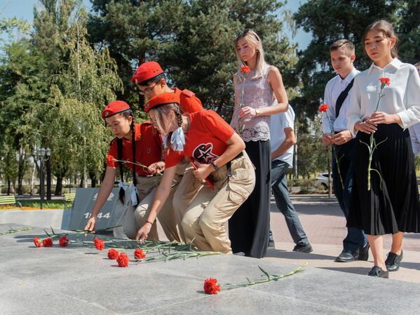 Для школьников в Бишкеке провели &quot;урок памяти&quot; в связи с очередной годовщиной начала блокады Ленинграда - Sputnik Кыргызстан