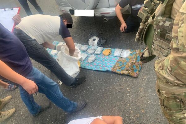 ГКНБ заявил о пресечении деятельности международной наркогруппировки, которая перевозила крупные партии наркотиков из Таджикистана в Кыргызстан - Sputnik Кыргызстан