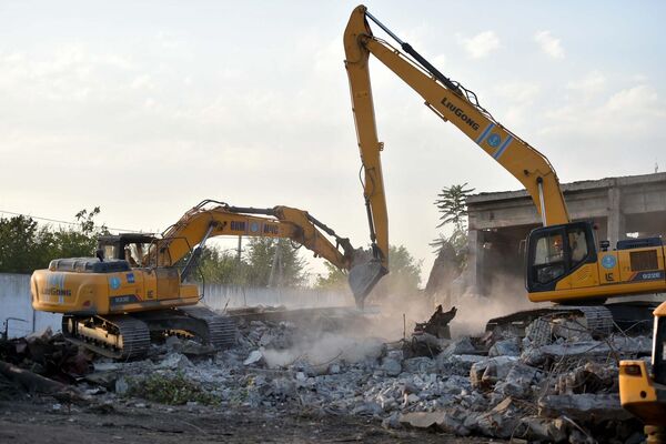 Сносом старого здания и расчисткой территории площадью 8,5 гектара занимается МЧС. Оно же подготовит участок к строительству. - Sputnik Кыргызстан