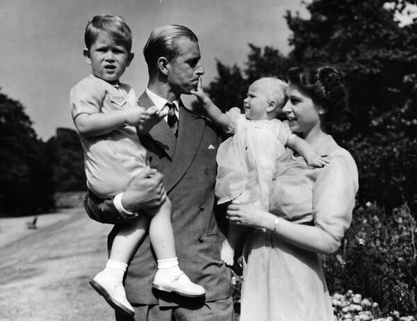 Принцесса Елизавета с мужем принцем Филиппом, герцогом Эдинбургским и детьми - Sputnik Кыргызстан